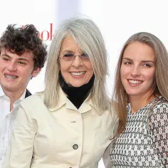 Diane Keaton z uśmiechniętymi dziećmi, synem i córką, pozuje do zdjęcia.
