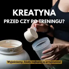Dłoń wsypuje kreatynę do shakera obok dużego pojemnika.