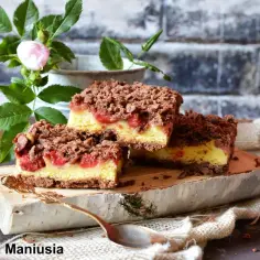 Prosty przepis na kruche ciasto z truskawkami i kruszonką. Pyszne, domowe ciasto na co dzień.