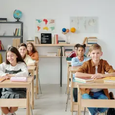Uczniowie siedzą w ławkach. Czy można uczyć w szkole po licencjacie? To pytanie zadaje sobie wielu młodych ludzi, patrząc na swoich nauczycieli.