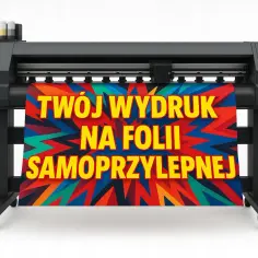 Drukarka wielkoformatowa z kolorowym wydrukiem na folii samoprzylepnej.