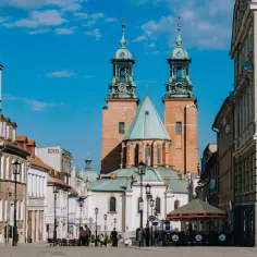 Gniezno: Katedra z dwiema wieżami góruje nad rynkiem. Warto zobaczyć to miejsce, planując zwiedzanie.