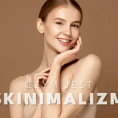 Uśmiechnięta kobieta z delikatną cerą, symbolizująca ideę skinimalizmu.