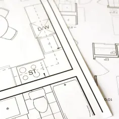 Plany architektoniczne z kuchnią, łazienką i pokojami. Zastanawiasz się, ile kosztuje adaptacja projektu?