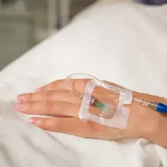 Bezpieczne podłączenie kroplówki krok po kroku. Uniknij groźnych błędów