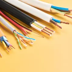Różne kable elektryczne, od cienkich po grubsze, pokazują, jak gleboko zakopac kabel pradowy, by zapewnić bezpieczeństwo.
