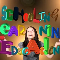 Uśmiechnięta dziewczyna otoczona kolorowymi literami tworzącymi słowa "Schooling", "Learning", "Education". Inspiracja do tego, jak napisać projekt edukacyjny.