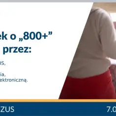 Dziecko i ręce dorosłego bawią się klockami z literami i cyframi.