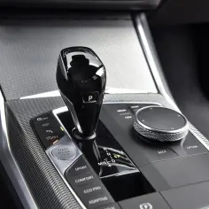 Dźwignia zmiany biegów i przyciski w konsoli środkowej BMW 330i G20.
