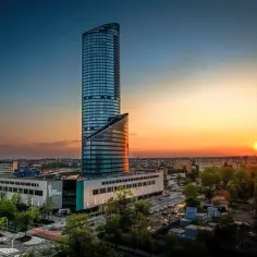 Sky Tower, imponujący wieżowiec, wznosi się ku niebu podczas zachodu słońca. Jego wysokość robi wrażenie.