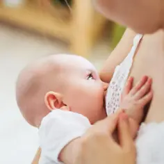 Ile pokarmu potrzebuje noworodek? Prawdziwe zasady karmienia piersią