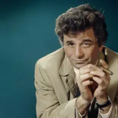 Detektyw Columbo, z cygarem w dłoni, w beżowym prochowcu, zamyślony.