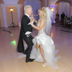 Szczęśliwi Doda i Majdan tańczą na swoim weselu. Ona w olśniewającej sukni, on w eleganckim fraku.