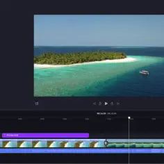 Wyszukiwanie muzyki "world" w bibliotece **Microsoft Clipchamp** do dodania do filmu z tropikalną wyspą.
