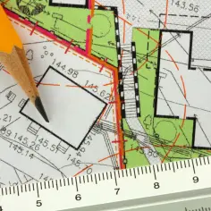 Ołówek i linijka na mapie geodezyjnej pomagają w ustaleniu, jak znaleźć nr działki.