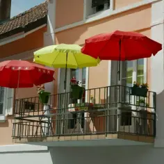 Jak zamontować parasol na balkonie, aby uniknąć problemów i wypadków
