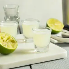 Najlepsze przepisy na drinki z kamikaze, które zaskoczą Twoich gości