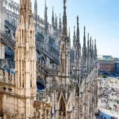 Tłumy ludzi na placu przed katedrą Duomo w Mediolanie. Czy mediolan jest bezpieczny? Widok z dachu katedry na tętniące życiem miasto.
