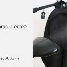 Czarny plecak wiszący na wieszaku, z tekstem "Jak prać plecak?".