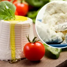 Świeża ricotta z oliwą i pomidorkami, idealna do pysznych ricotta przepisów.