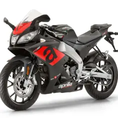 Czarny motocykl sportowy Aprilia RS4 125 z czerwonymi akcentami. Poznaj aprilia rs4 125 dane techniczne.