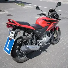 Czerwony motocykl Honda CB125F z tabliczką "L" - idealny do nauki jazdy, prawo jazdy A1 od ilu lat? Od 16.