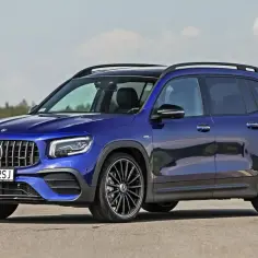 Niebieski Mercedes-AMG GLB 35 4MATIC na drodze. Wiele osób szuka mercedes glb opinie przed zakupem.