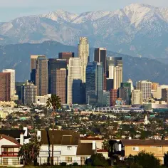 Widok na drapacze chmur Los Angeles z górami w tle. Ciekawe los angeles, prawda?