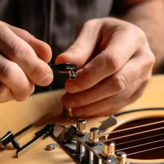 Jak założyć struny do gitary akustycznej bez zbędnych problemów