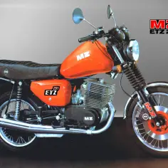 Pomarańczowy MZ ETZ 251, jeden z klasycznych motocykli z DDR.