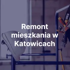 Kask ochronny, rękawice i narzędzia na rusztowaniu.