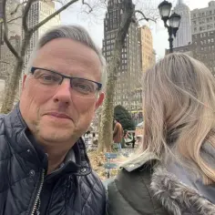 Marcin Wrona z żoną w Nowym Jorku. W tle wieżowce i park.