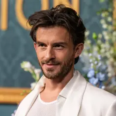 Jonathan Bailey, znany z roli Anthony'ego Bridgertona, w białej marynarce. Choć jego ekranowa żona to Kate Sharma, w życiu prywatnym Jonathan Bailey jest gejem i nie ma żony.