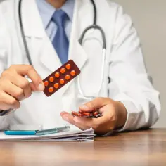 Lekarz pokazuje opakowanie tabletek venlafaxine bluefish xl.