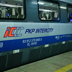 Pociąg do Splitu PKP Intercity stoi na peronie. Widać wnętrze wagonu z zielonymi siedzeniami.