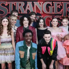 Obsada serialu Stranger Things pozuje do zdjęcia na czerwonym dywanie.