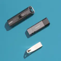 Trzy pendrive'y: SanDisk i dwa Samsunga. Idealne, by dowiedzieć się, jak zrobić bootowalny pendrive.