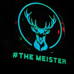 Neonowy jeleń z porożem i hasłem #THE MEISTER. Czy jagermeister czy jest zdrowy? To pytanie pozostaje otwarte.