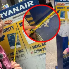 Kobieta mierzy walizkę miarką przy bramce Ryanair, sprawdzając, co można mieć w bagażu rejestrowanym.