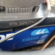 Na akumulatorze Exide widoczny kod: 0734 2J21LZ1342. To data produkcji akumulatora Exide.