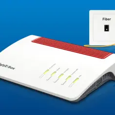 Router FRITZ!Box z diodami i kablem światłowodowym podłączonym do gniazdka "Fiber". To pokazuje, co to jest światłowód.