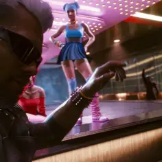 Wizja Mike'a Pondsmitha w świecie Cyberpunk: mężczyzna w okularach i z biżuterią na uchu, na scenie z innymi postaciami.