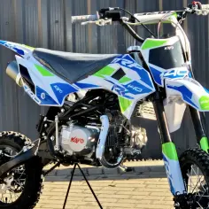 Kayo CRF 140 - idealny cross dla 14 latka. Biało-niebiesko-zielony motocykl terenowy z napisem Kayo.