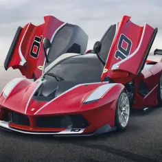 Czerwone Ferrari FXX K z otwartymi drzwiami, numer 10 na drzwiach, gotowe do wyścigu.
