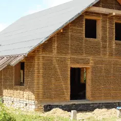 Ile kosztuje budowa domu z gliny? Szacunkowe wydatki i kluczowe czynniki