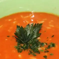 Ile ryżu dodać do 4 litrów zupy pomidorowej, by uniknąć rozgotowania?