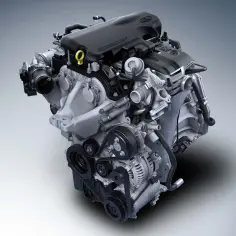 Silnik Ford EcoBoost z widocznymi paskami, kołami pasowymi i alternatorem.
