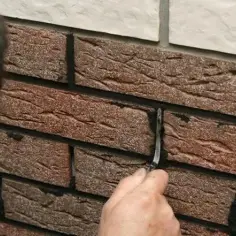Jak skutecznie wypełnić ubytki w cegle i przywrócić trwałość muru