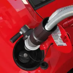 Tankowanie samochodu gazem CNG.