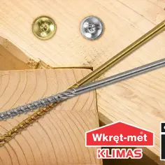 Dwa wkręty do krokwi, złoty i srebrny, leżą na drewnianych belkach. Zastanawiasz się, jaka długość wkrętów do krokwi będzie najlepsza?